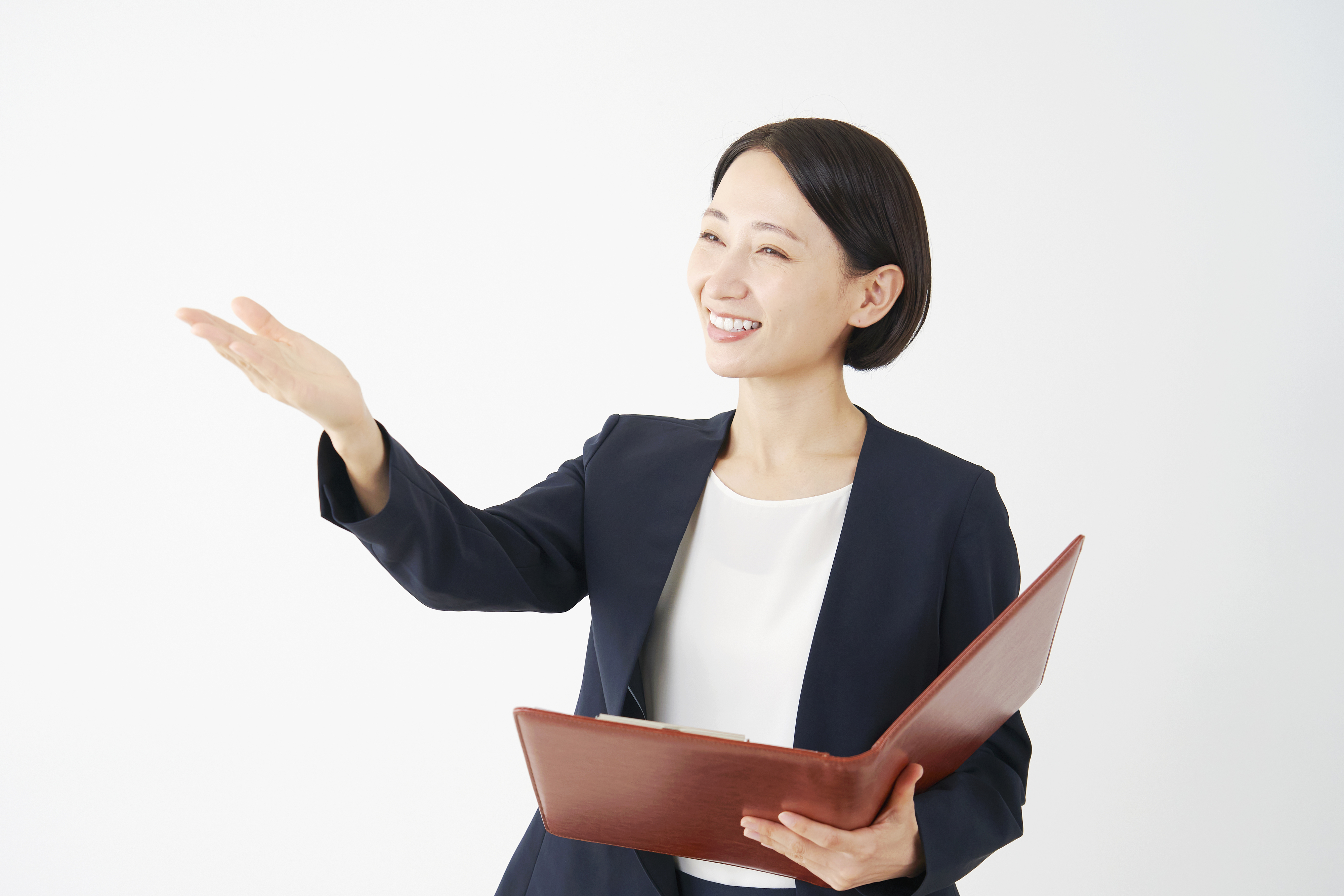 ファイルを持ってプレゼンする女性