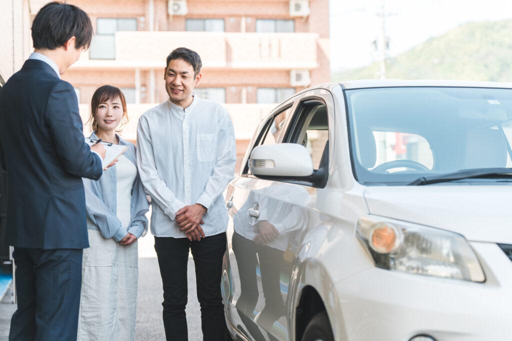 自動車を購入する夫婦