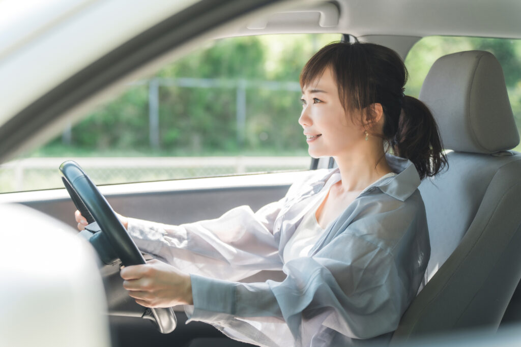 笑顔で車を運転する女性
