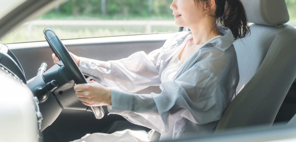 自動車を運転する女性
