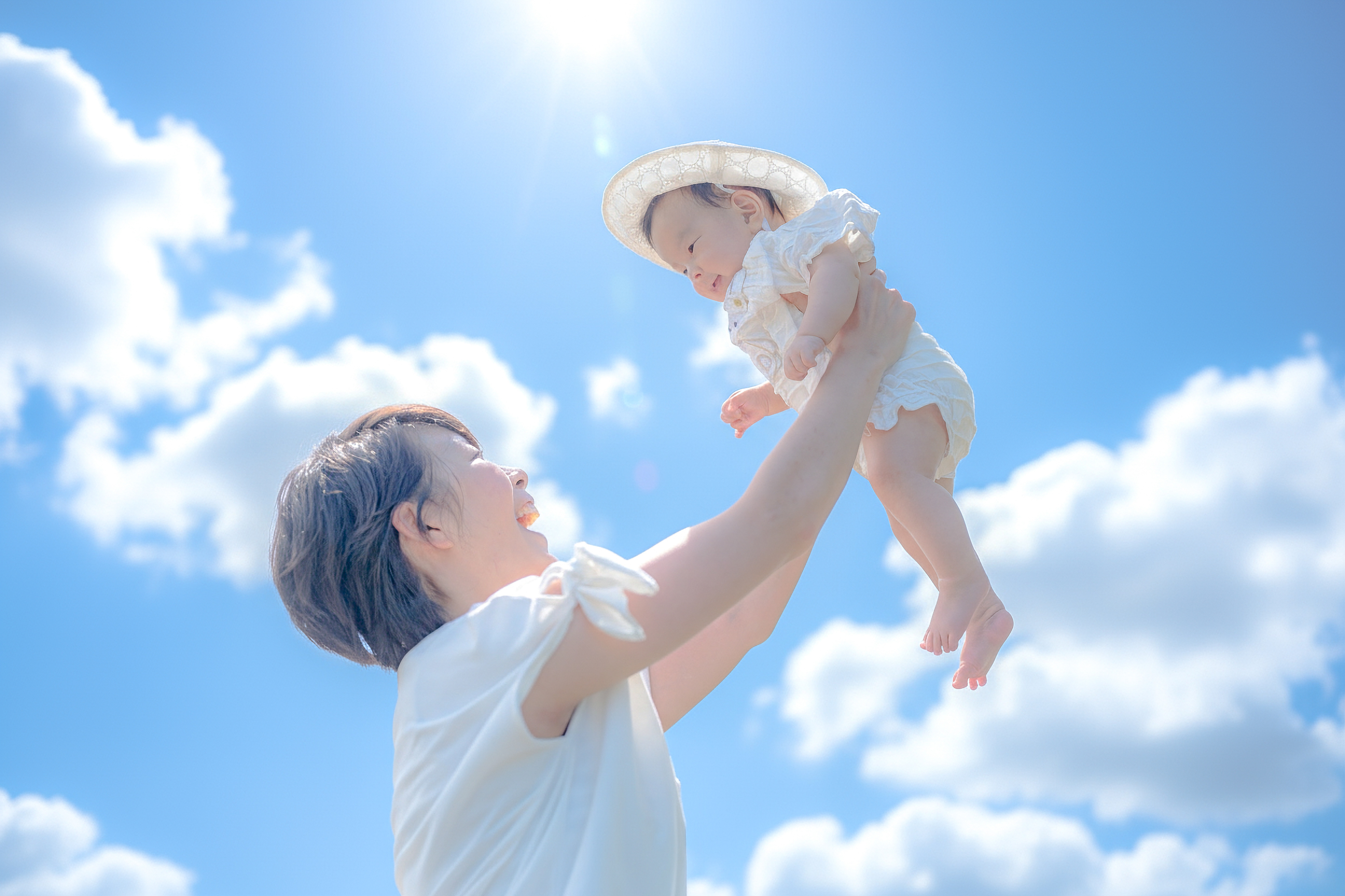 太陽と青空と親子