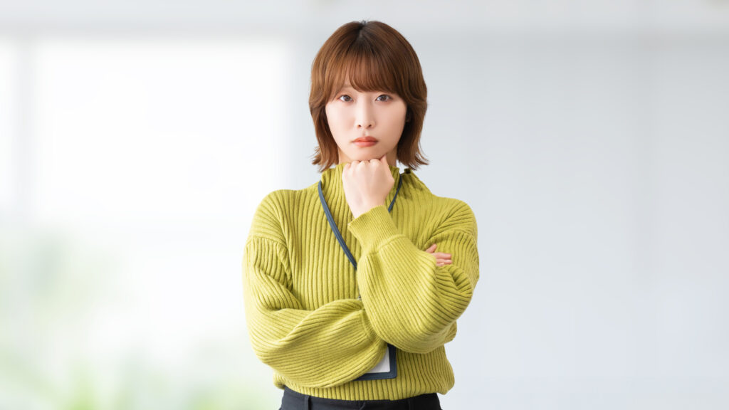 困った表情の女性