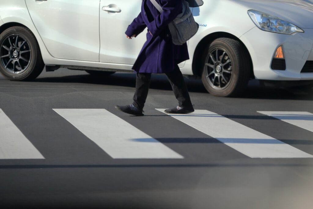 横断歩道と歩行者と車