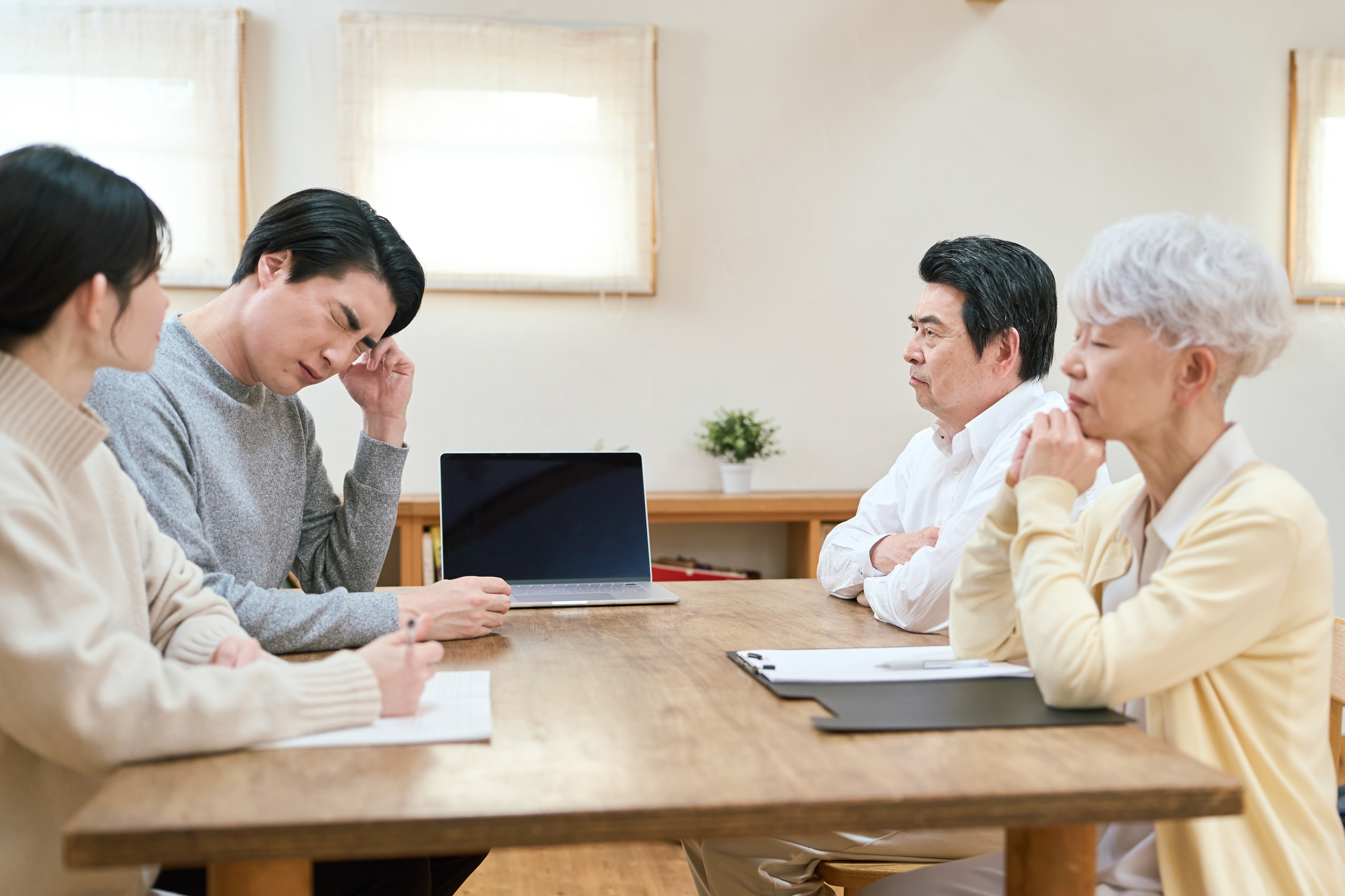 口論をする家族