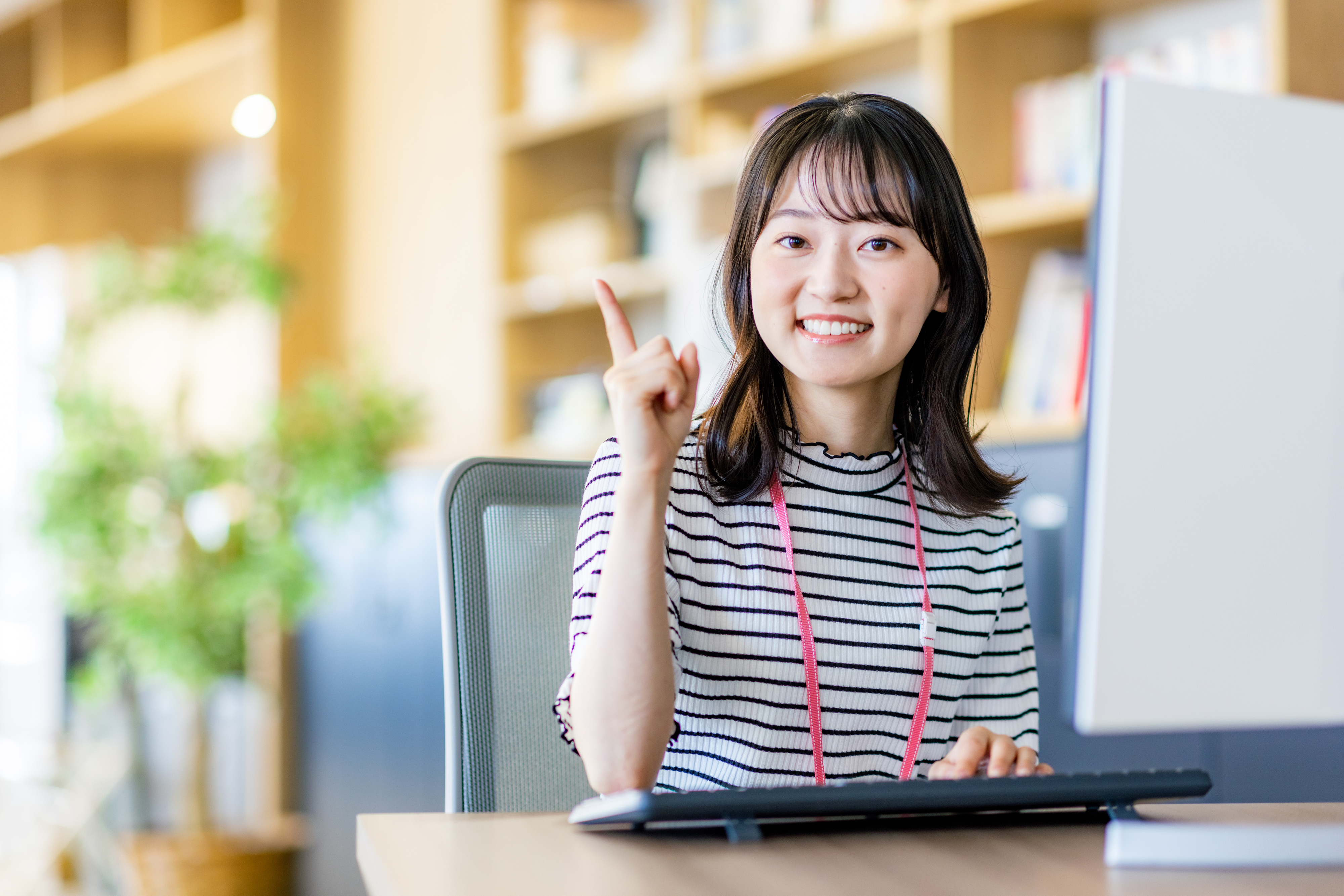 説明する女性