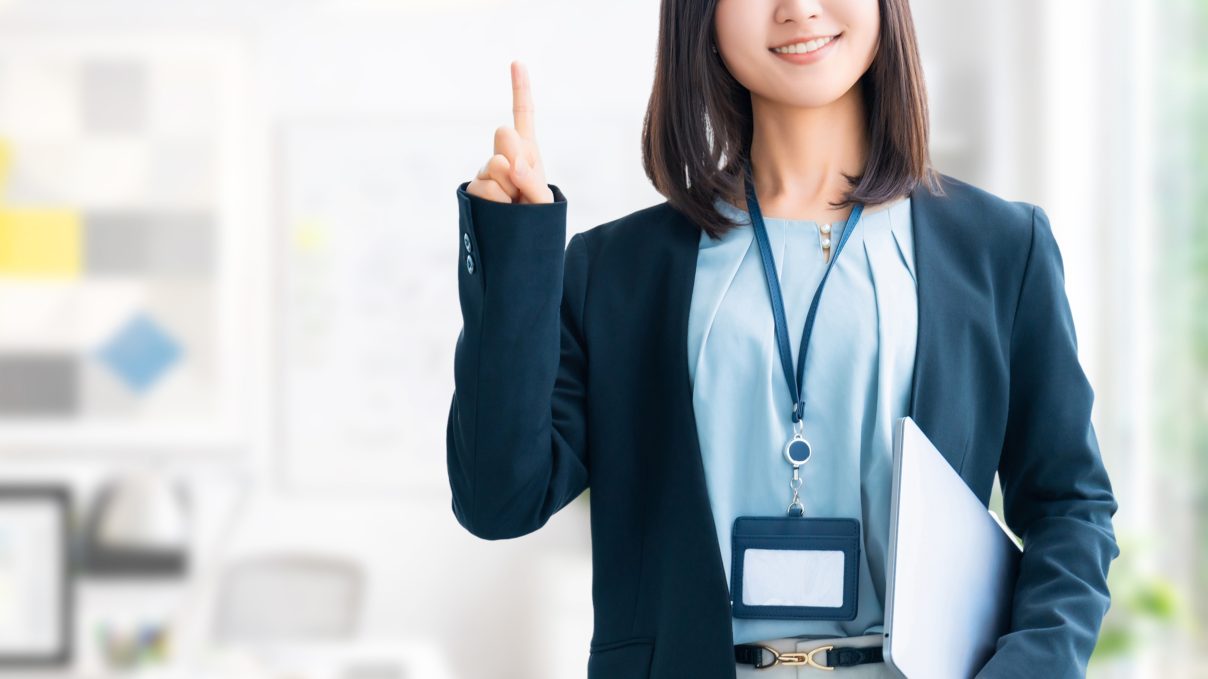 案内をする笑顔の女性
