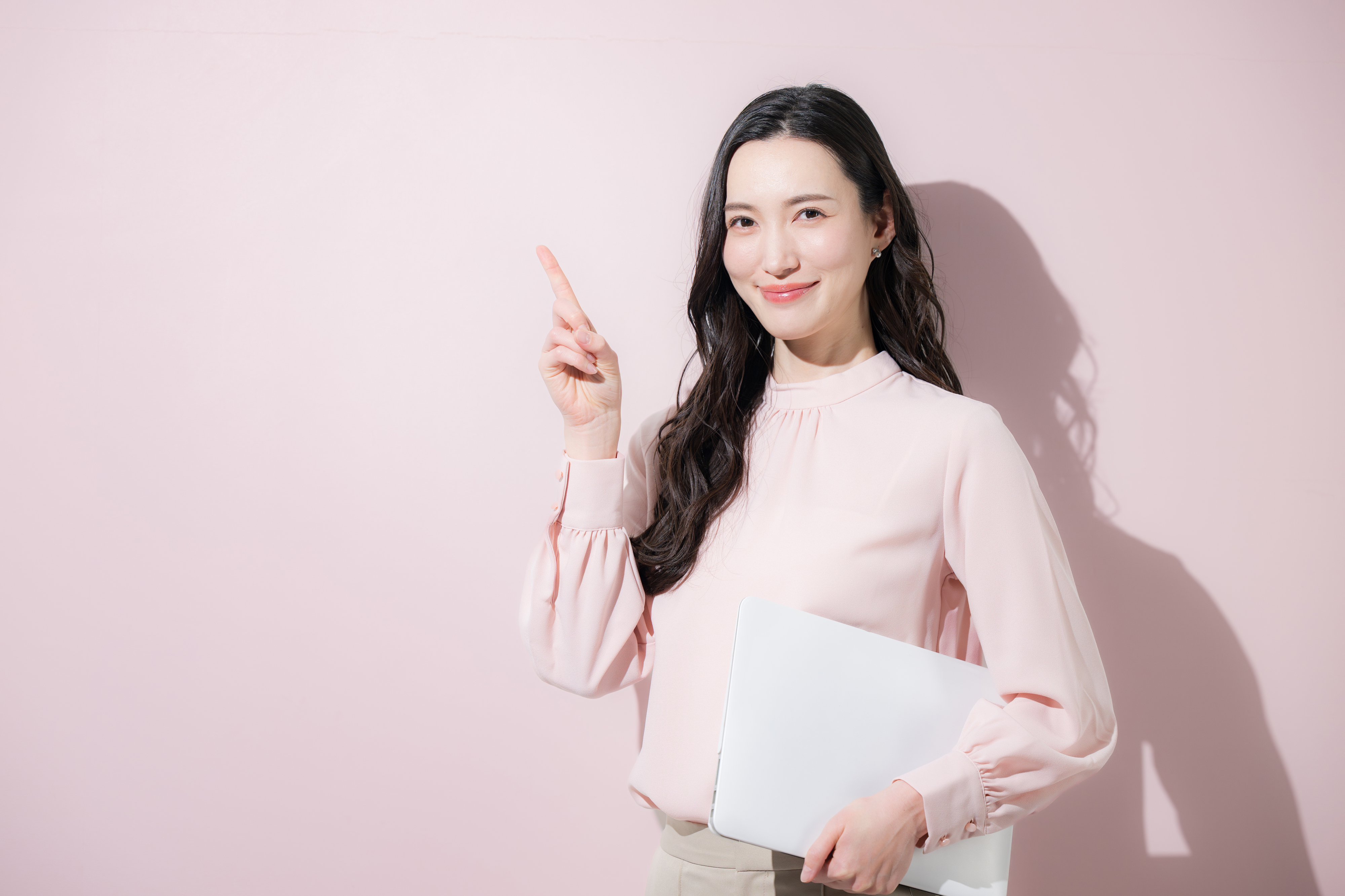指差しをする女性
