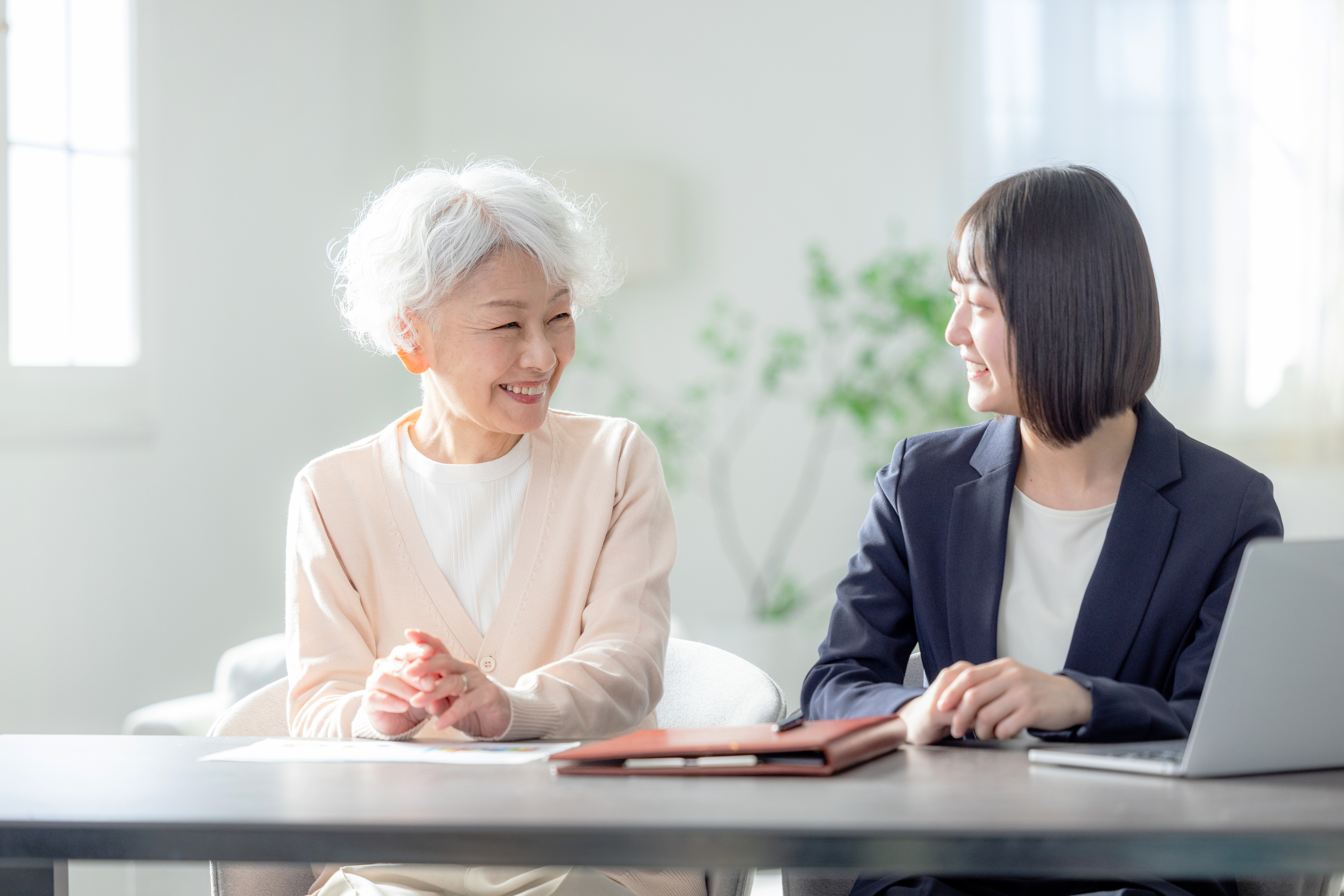 相談に乗るスーツを着た女性