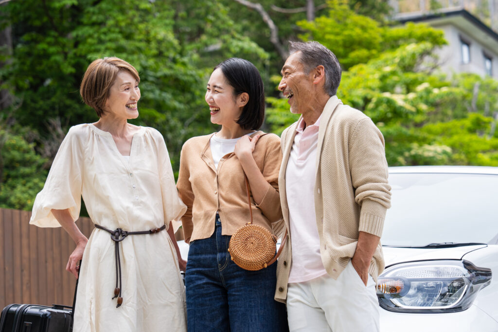 車で旅行する夫婦と娘