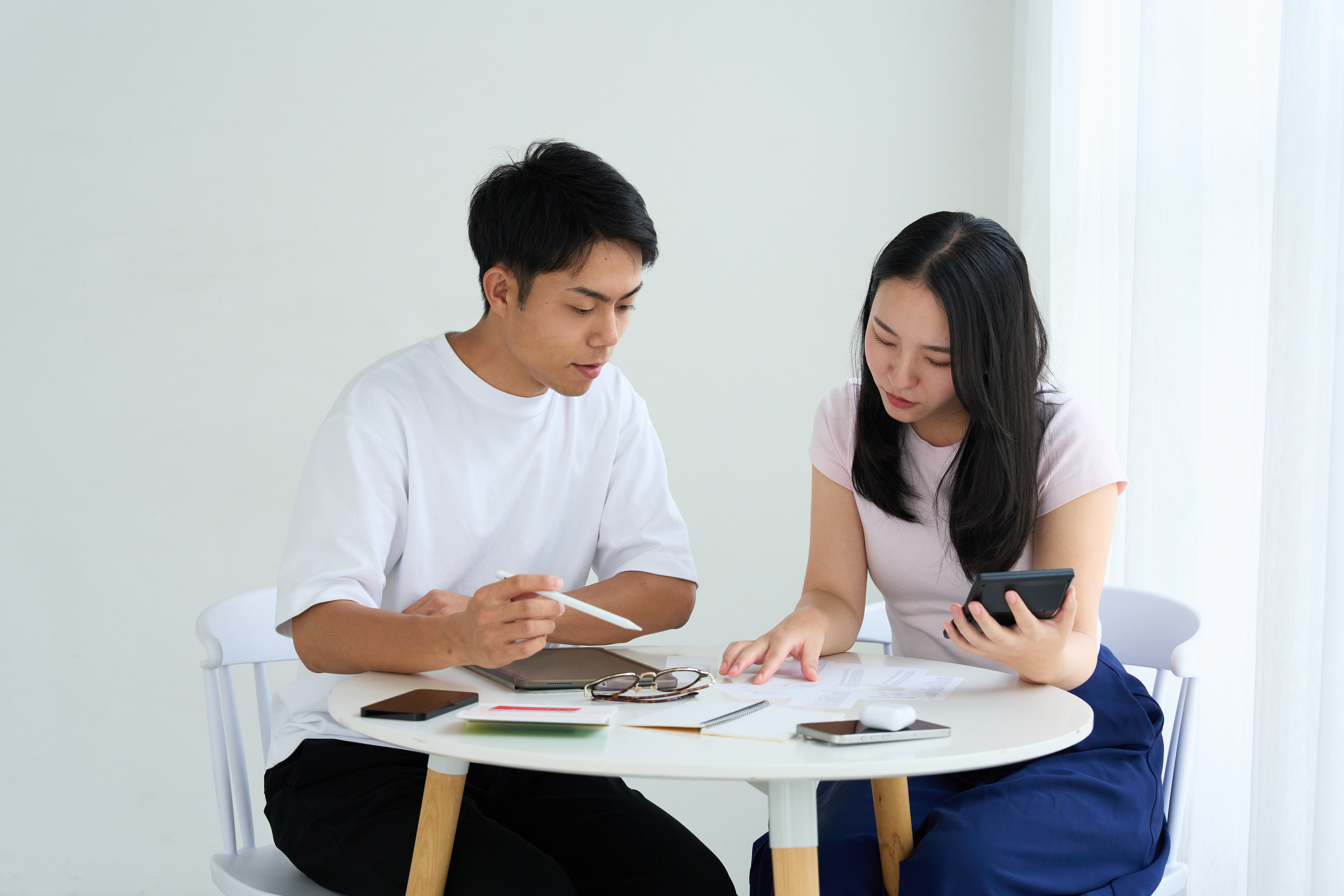 家計を相談する若い男女