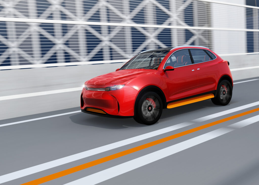 高速道路を走行する電動SUV