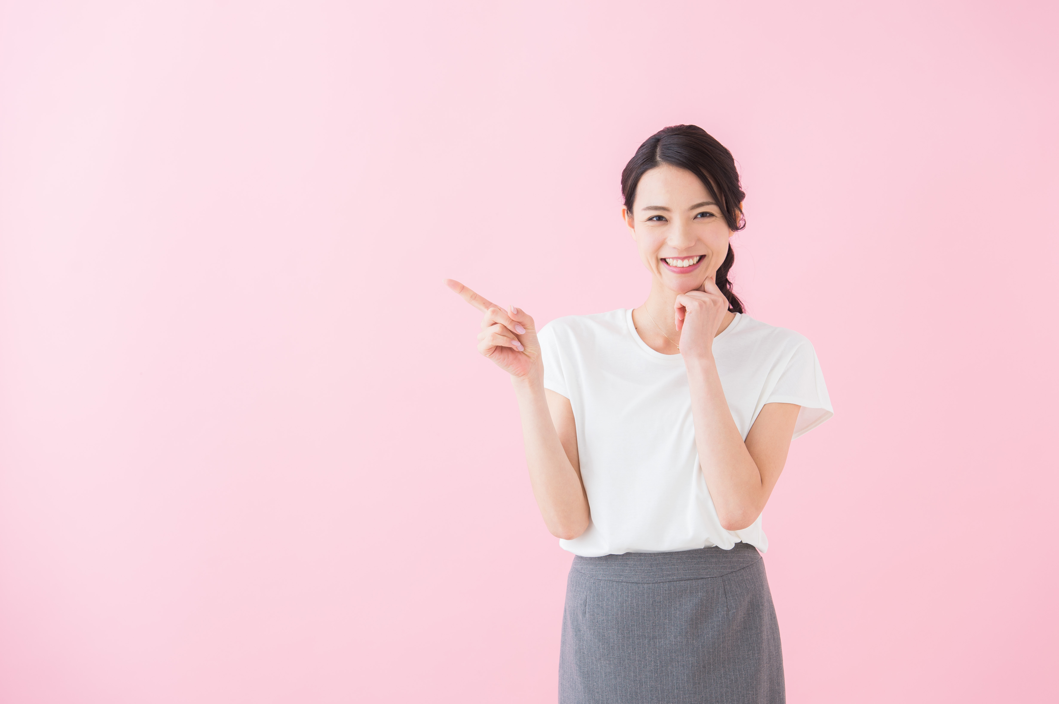 指さしをしている女性
