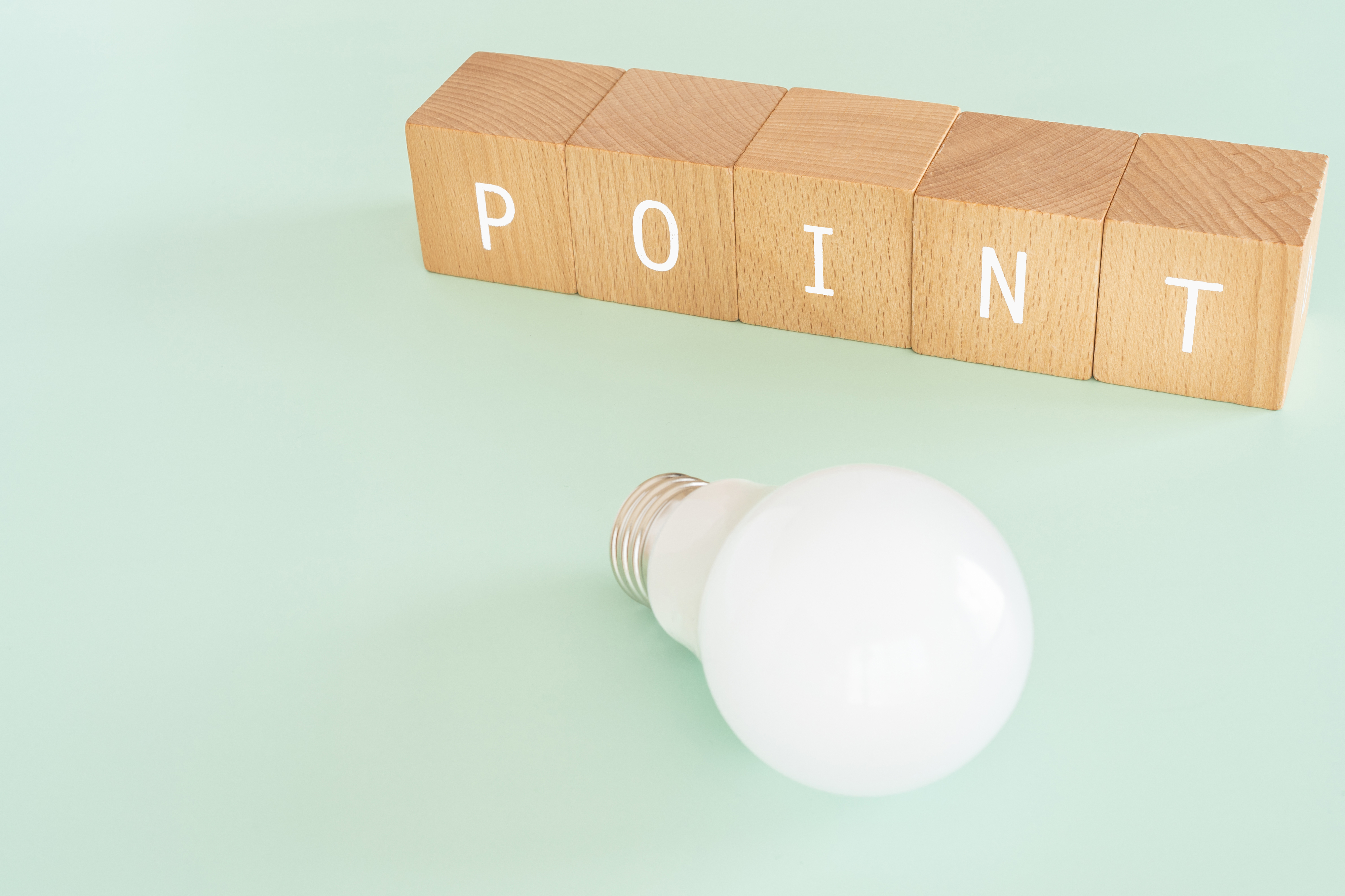 「POINT」と書かれた積み木と電球
