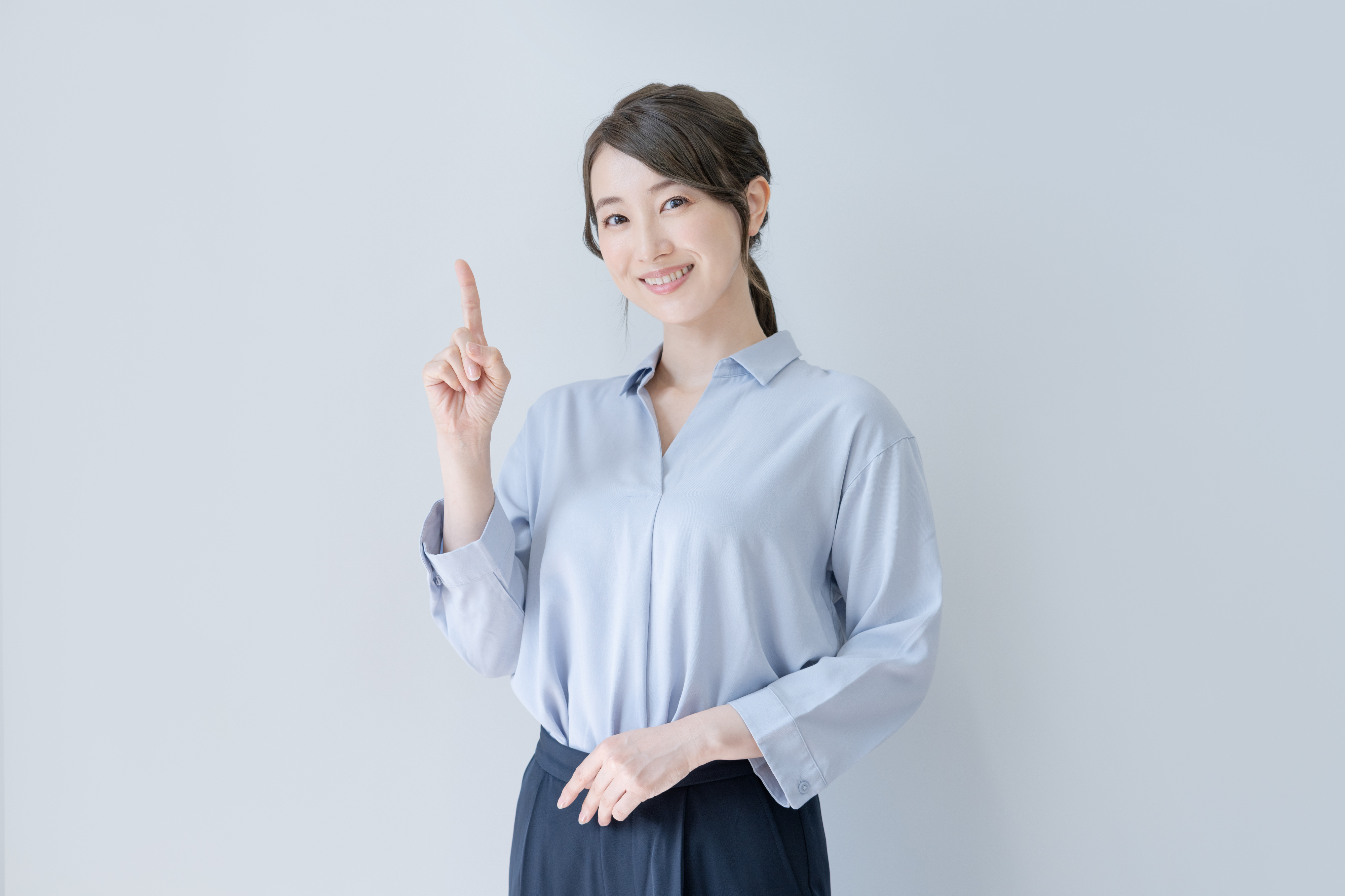 ポイントをした女性