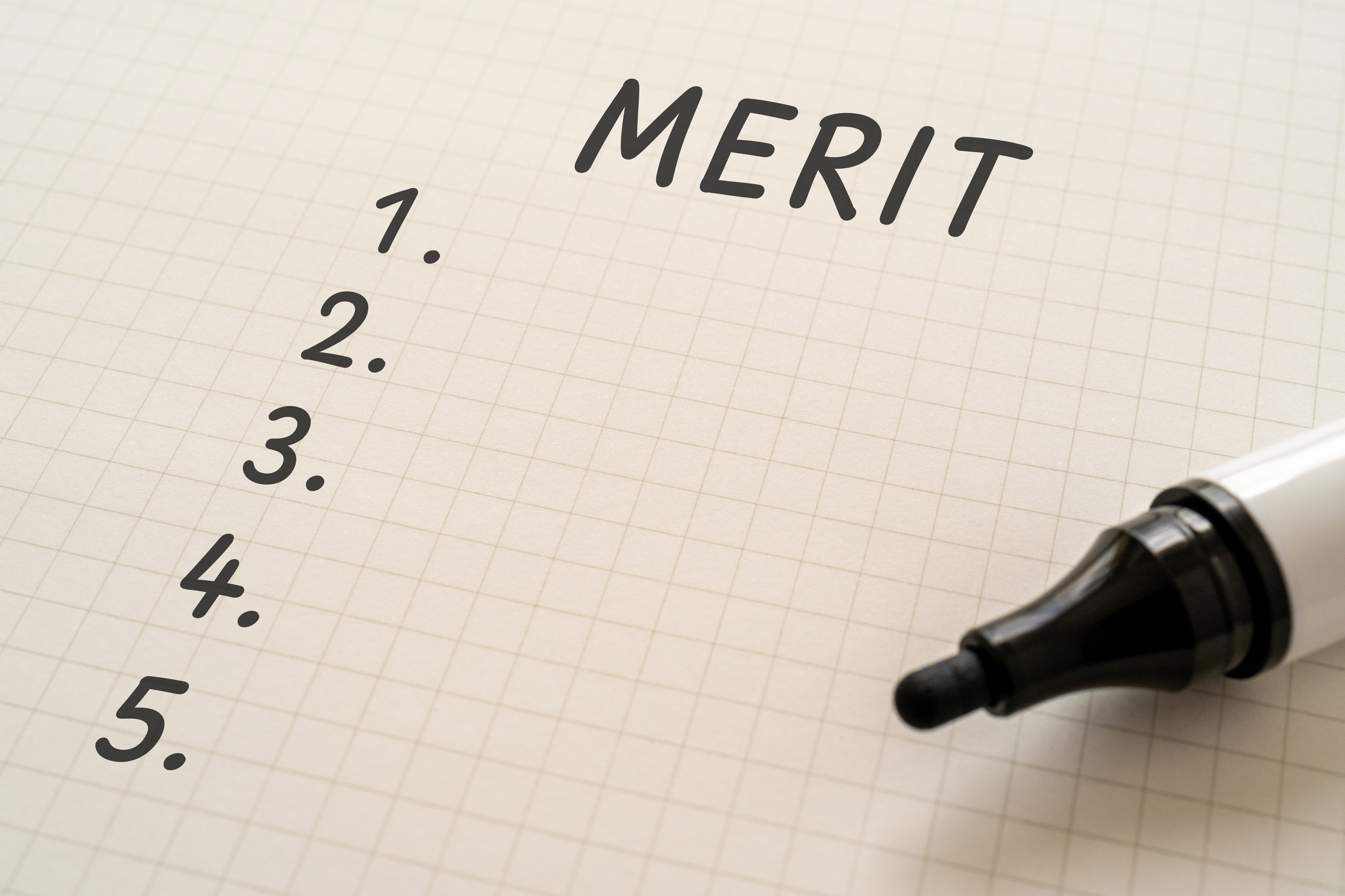 MERITと1〜5の数字が書かれた紙とマーカー